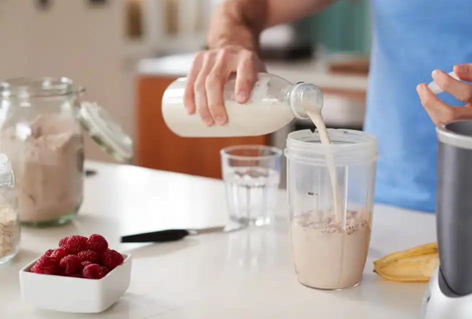 Stirring oxysophocarpine powder into smoothies or protein shakes Stirring oxysophocarpine powder into smoothies or protein shakes